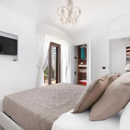 Anna - De Vivo Realty * Piano di Sorrento
