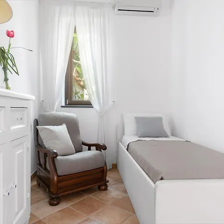 Anna - De Vivo Realty * Piano di Sorrento