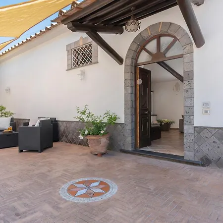 Anna - De Vivo Realty * Piano di Sorrento